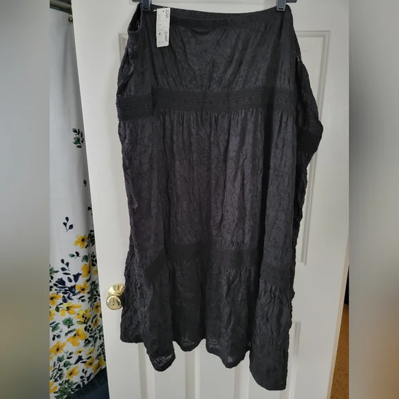 NWT Avenue Black Crinkle Maxi Skirt - Picture 6 of 7